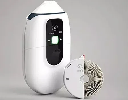 Syqe Medical white inhaler with dose display beside its round VaporChip cartridge disc